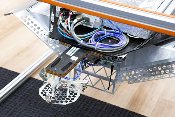 空飛ぶ通信基地局「HAPS」の最新技術「Beyond 5G／6G」最前線　ソフトバンクがペイロード内部を初公開