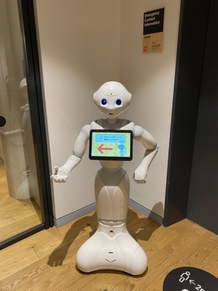 人型ロボット「Pepper」がワクチンの大規模接種会場で誘導・案内を実施 スムーズな運営に貢献