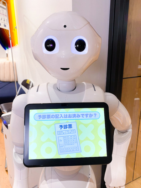 人型ロボット「Pepper」がワクチンの大規模接種会場で誘導・案内を実施 スムーズな運営に貢献