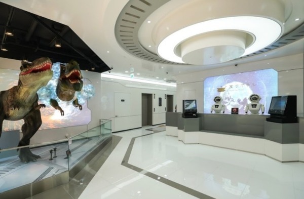 「変なホテル」が海外初進出！韓国・明洞に宇宙船をイメージした「変なホテル ソウル 明洞」をオープン　宇宙飛行士ロボットと恐竜がお出迎え