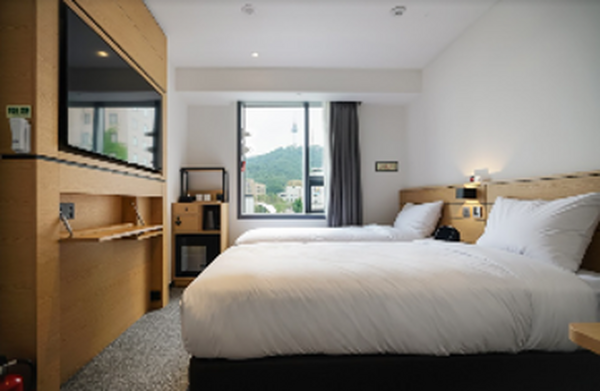 「変なホテル」が海外初進出！韓国・明洞に宇宙船をイメージした「変なホテル ソウル 明洞」をオープン　宇宙飛行士ロボットと恐竜がお出迎え