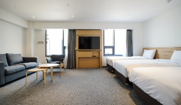 「変なホテル」が海外初進出！韓国・明洞に宇宙船をイメージした「変なホテル ソウル 明洞」をオープン　宇宙飛行士ロボットと恐竜がお出迎え