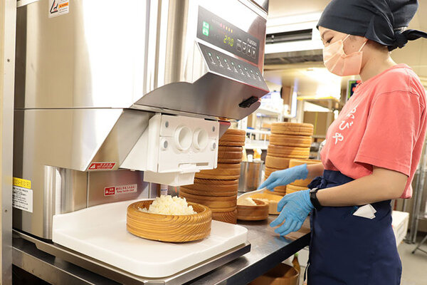 創業150年の「ゑびや大食堂」が寿司ロボットを導入　コロナ後の反動需要に備え、新事業の開発を進める