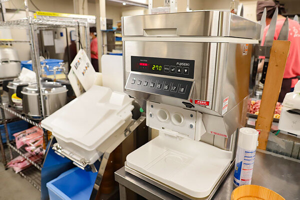 創業150年の「ゑびや大食堂」が寿司ロボットを導入　コロナ後の反動需要に備え、新事業の開発を進める