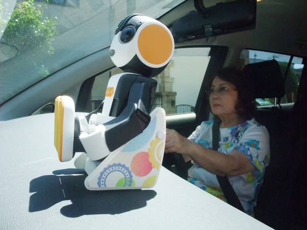 モバイル型ロボット「ロボホン」がドライバーの運転を支援　運転行動改善効果の実証実験　50名のロボホンオーナーが参加