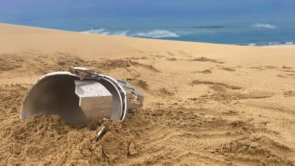 鳥取砂丘で鋼鉄製のロビンマスクが見つかる!?　2月には50年前のファンタ缶が見つかり話題に。今回は超人のマスク？一体どうして？