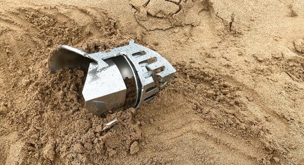 鳥取砂丘で鋼鉄製のロビンマスクが見つかる!?　2月には50年前のファンタ缶が見つかり話題に。今回は超人のマスク？一体どうして？