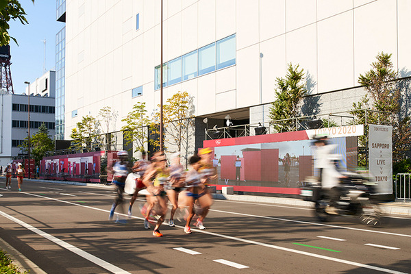 東京2020 札幌のマラソンコースの沿道に東京で応援する人たちの姿が!! 「約20msの超低遅延」リモート応援の最新技術をNTTが披露