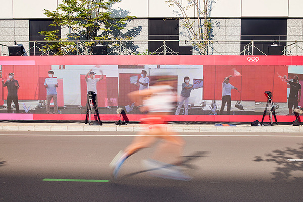 東京2020 札幌のマラソンコースの沿道に東京で応援する人たちの姿が!! 「約20msの超低遅延」リモート応援の最新技術をNTTが披露
