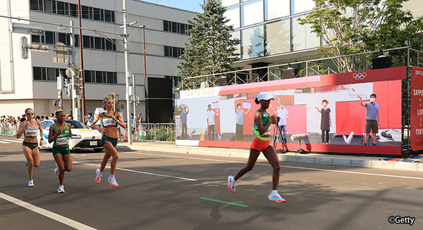 東京2020 札幌のマラソンコースの沿道に東京で応援する人たちの姿が!! 「約20msの超低遅延」リモート応援の最新技術をNTTが披露