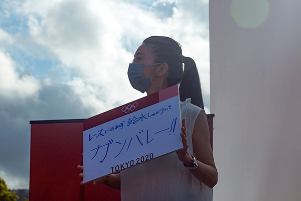 東京2020 札幌のマラソンコースの沿道に東京で応援する人たちの姿が!! 「約20msの超低遅延」リモート応援の最新技術をNTTが披露
