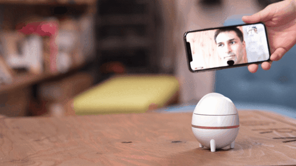 家族をつなぐ小型テレロボ「動く電話テレピー」一般発売開始 スマホを装着して360度見渡せる Wi-FiやBluetoothの接続は一切不要