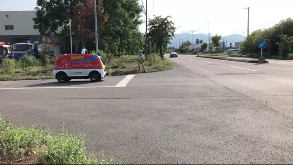 小型の自動配送ロボットが北海道石狩市の車道を走行　小売店の商品や企業間輸送貨物などを配送　京セラが実証実験