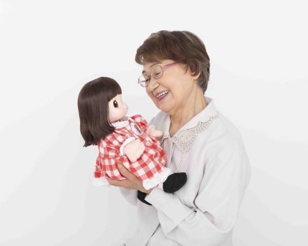 タカラトミーがAI『画像認識チップ』搭載シニア向けコミュニケーション人形「うちのあまえんぼ あみちゃん」を発表