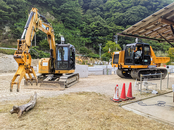 遠隔操作の建機が消防隊と連携して災害時の模擬防災訓練を実施　有効性と可能性を確認