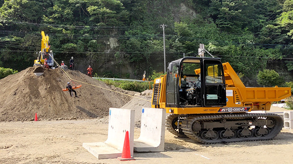 遠隔操作の建機が消防隊と連携して災害時の模擬防災訓練を実施　有効性と可能性を確認