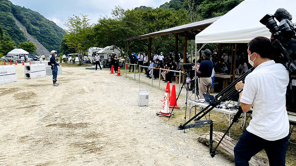 遠隔操作の建機が消防隊と連携して災害時の模擬防災訓練を実施　有効性と可能性を確認