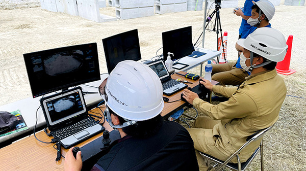 遠隔操作の建機が消防隊と連携して災害時の模擬防災訓練を実施　有効性と可能性を確認