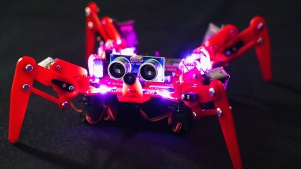 AIカメラ搭載の多関節4足歩行ロボットキット「クアッド・クローラーAI」公開　ルートマッピングなどAI制御の基本が学べる