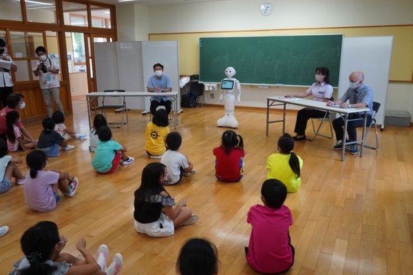 沖縄で人型ロボット「Pepper」が小学校のプログラミング教育を支援「Pepper社会貢献プログラム2」児童に図書の案内や検索を支援