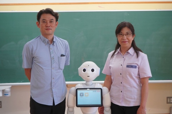 沖縄で人型ロボット「Pepper」が小学校のプログラミング教育を支援「Pepper社会貢献プログラム2」児童に図書の案内や検索を支援