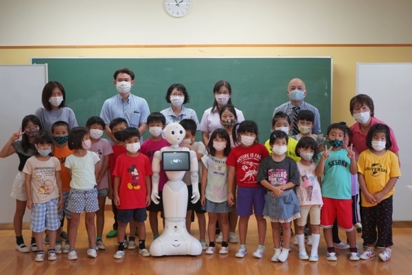 沖縄で人型ロボット「Pepper」が小学校のプログラミング教育を支援「Pepper社会貢献プログラム2」児童に図書の案内や検索を支援