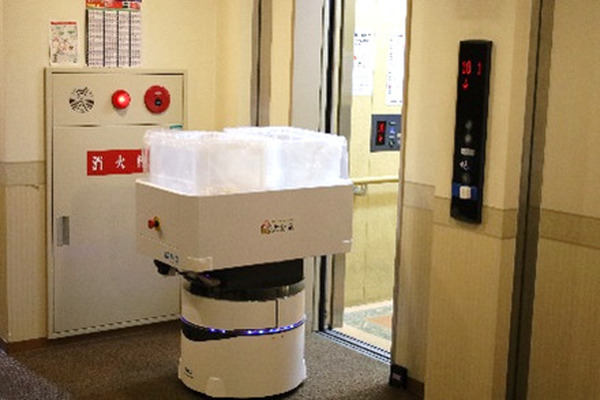 無人配送ロボットで宿泊療養施設の食事配送やゴミ回収業務を全自動化