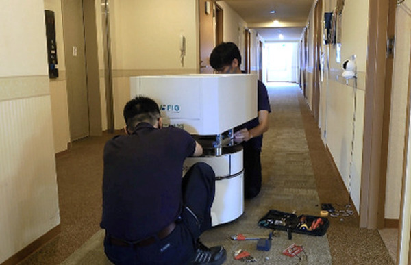 無人配送ロボットで宿泊療養施設の食事配送やゴミ回収業務を全自動化