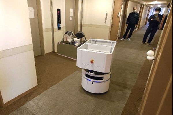 無人配送ロボットで宿泊療養施設の食事配送やゴミ回収業務を全自動化