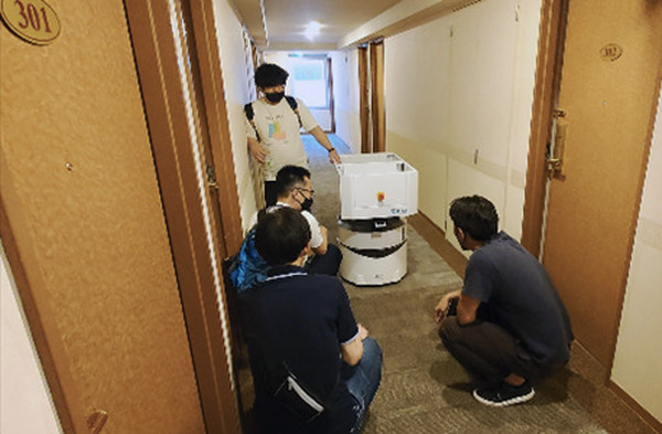 無人配送ロボットで宿泊療養施設の食事配送やゴミ回収業務を全自動化