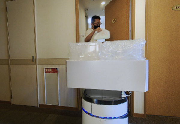 無人配送ロボットで宿泊療養施設の食事配送やゴミ回収業務を全自動化