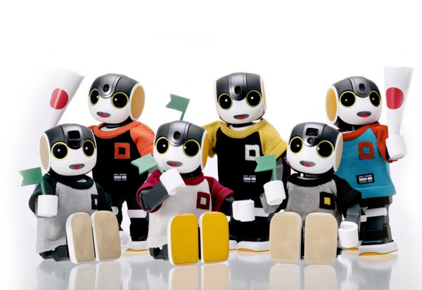 ROBO-UNI商品を高島屋「ロボティクススタジオ」で常設販売へ 「RoBoHoN」の衣装やポーチ全16種類を販売