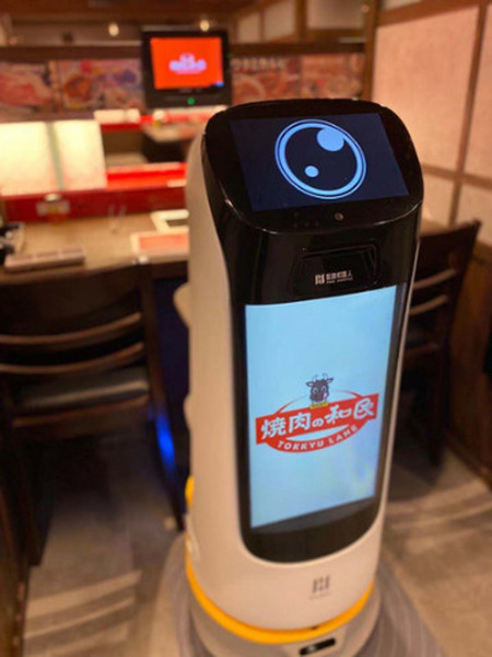 「焼肉の和民」が大型サイネージ付き配膳ロボット「Kettybot」の実証実験　配膳と下げ膳、案内にも使用