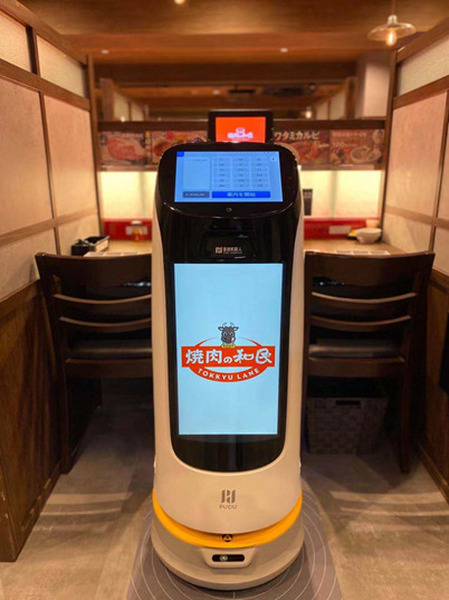 「焼肉の和民」が大型サイネージ付き配膳ロボット「Kettybot」の実証実験　配膳と下げ膳、案内にも使用