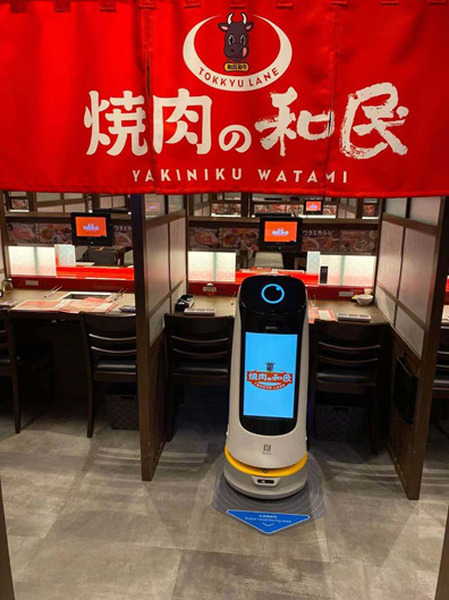 「焼肉の和民」が大型サイネージ付き配膳ロボット「Kettybot」の実証実験　配膳と下げ膳、案内にも使用