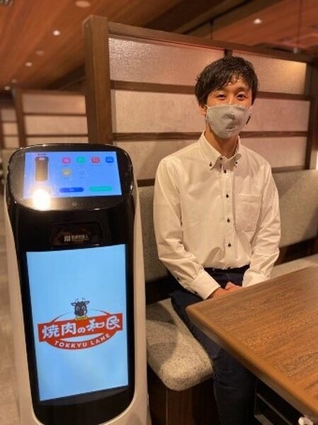 「焼肉の和民」が大型サイネージ付き配膳ロボット「Kettybot」の実証実験　配膳と下げ膳、案内にも使用