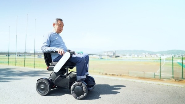 電動車イス/近距離モビリティ「WHILL」の操作で脳が活性化するか実証実験へ　秋田大学とWHILLが調査