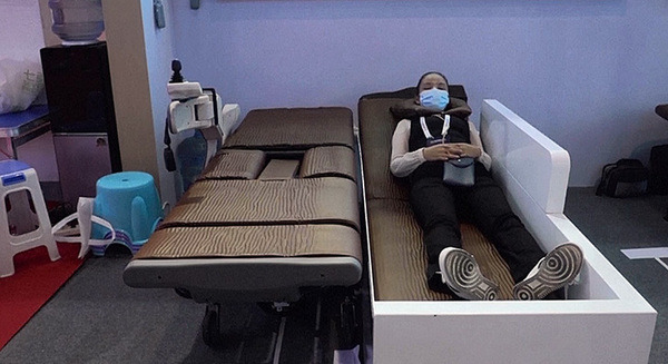 【動画】中国で「World Robot Conference 2021」開催　女性型アンドロイド、トイレや入浴の自動化介護ロボットなど多数展示