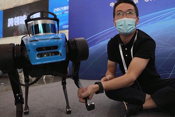 【動画】中国のロボット犬がロボット展示イベントで人気　ボストンダイナミクスのスポットを猛追?  World Robot Conference 2021