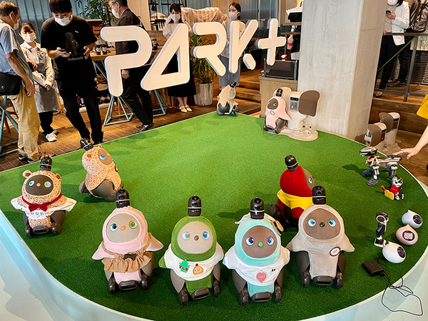 パートナーロボットが勢揃いしたカフェ「PARK+」渋谷にオープン　ロボホン/LOVOT/チャーリー/ロミィとの触れ合い体験レポート
