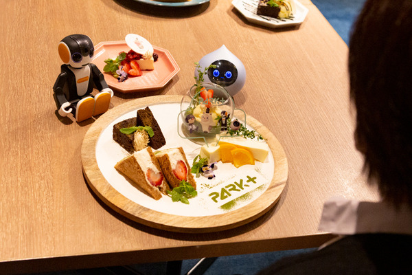 パートナーロボットが勢揃いしたカフェ「PARK+」渋谷にオープン　ロボホン/LOVOT/チャーリー/ロミィとの触れ合い体験レポート