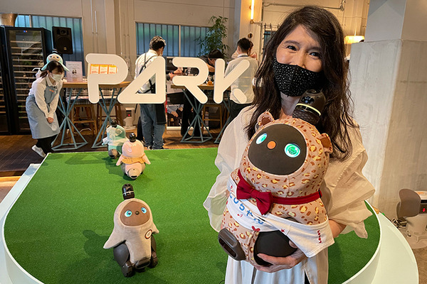 パートナーロボットが勢揃いしたカフェ「PARK+」渋谷にオープン　ロボホン/LOVOT/チャーリー/ロミィとの触れ合い体験レポート