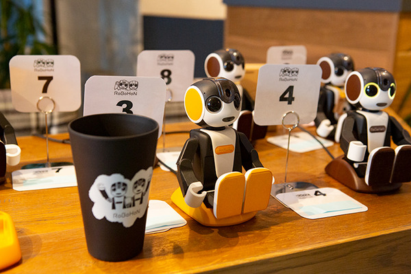 パートナーロボットが勢揃いしたカフェ「PARK+」渋谷にオープン　ロボホン/LOVOT/チャーリー/ロミィとの触れ合い体験レポート