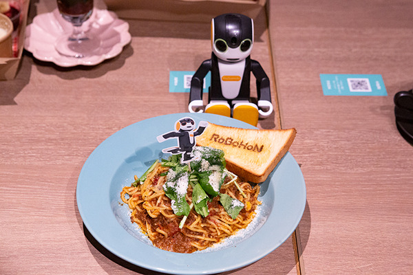 パートナーロボットが勢揃いしたカフェ「PARK+」渋谷にオープン　ロボホン/LOVOT/チャーリー/ロミィとの触れ合い体験レポート