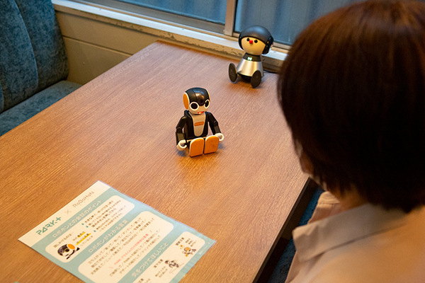 パートナーロボットが勢揃いしたカフェ「PARK+」渋谷にオープン　ロボホン/LOVOT/チャーリー/ロミィとの触れ合い体験レポート