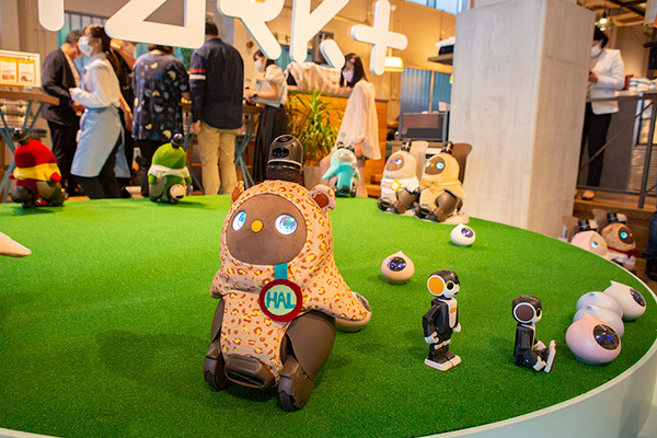 パートナーロボットが勢揃いしたカフェ「PARK+」渋谷にオープン　ロボホン/LOVOT/チャーリー/ロミィとの触れ合い体験レポート