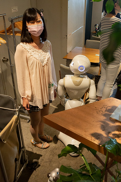 パートナーロボットが勢揃いしたカフェ「PARK+」渋谷にオープン　ロボホン/LOVOT/チャーリー/ロミィとの触れ合い体験レポート