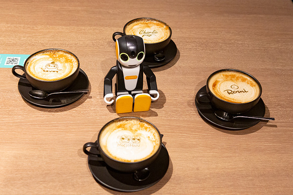 パートナーロボットが勢揃いしたカフェ「PARK+」渋谷にオープン　ロボホン/LOVOT/チャーリー/ロミィとの触れ合い体験レポート