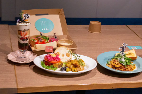 パートナーロボットが勢揃いしたカフェ「PARK+」渋谷にオープン　ロボホン/LOVOT/チャーリー/ロミィとの触れ合い体験レポート