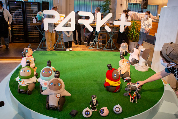 パートナーロボットが勢揃いしたカフェ「PARK+」渋谷にオープン　ロボホン/LOVOT/チャーリー/ロミィとの触れ合い体験レポート